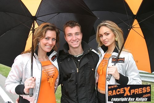 Nicky Pastorelli in goed gezelschap van RaceXpress.com babes